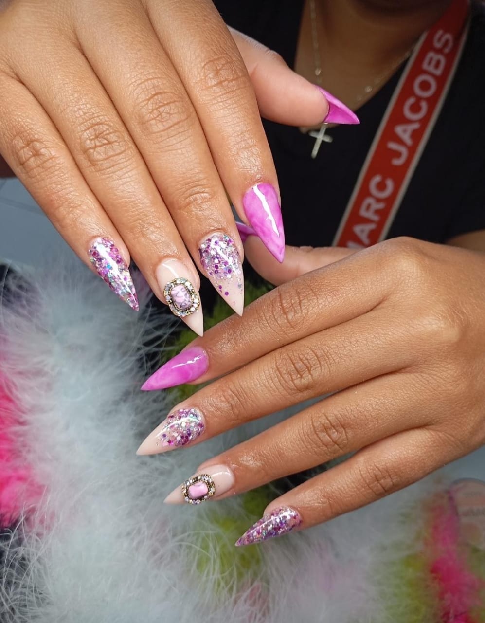 Uñas decoradas con pedrería fina